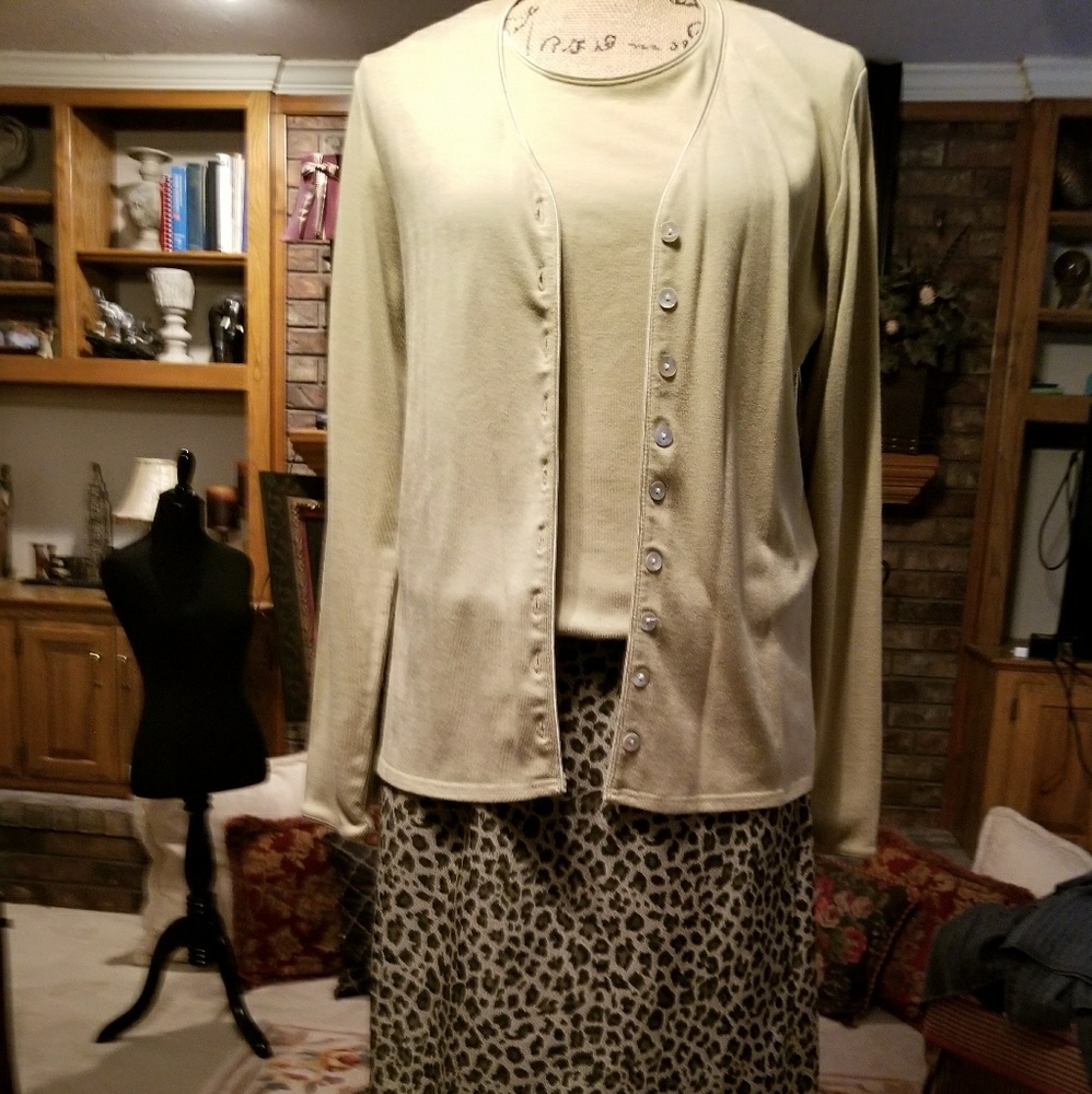 A long sleeve and tank with a green leopard print.